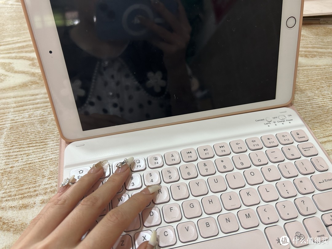 粉白配色的ipad键盘套很好看