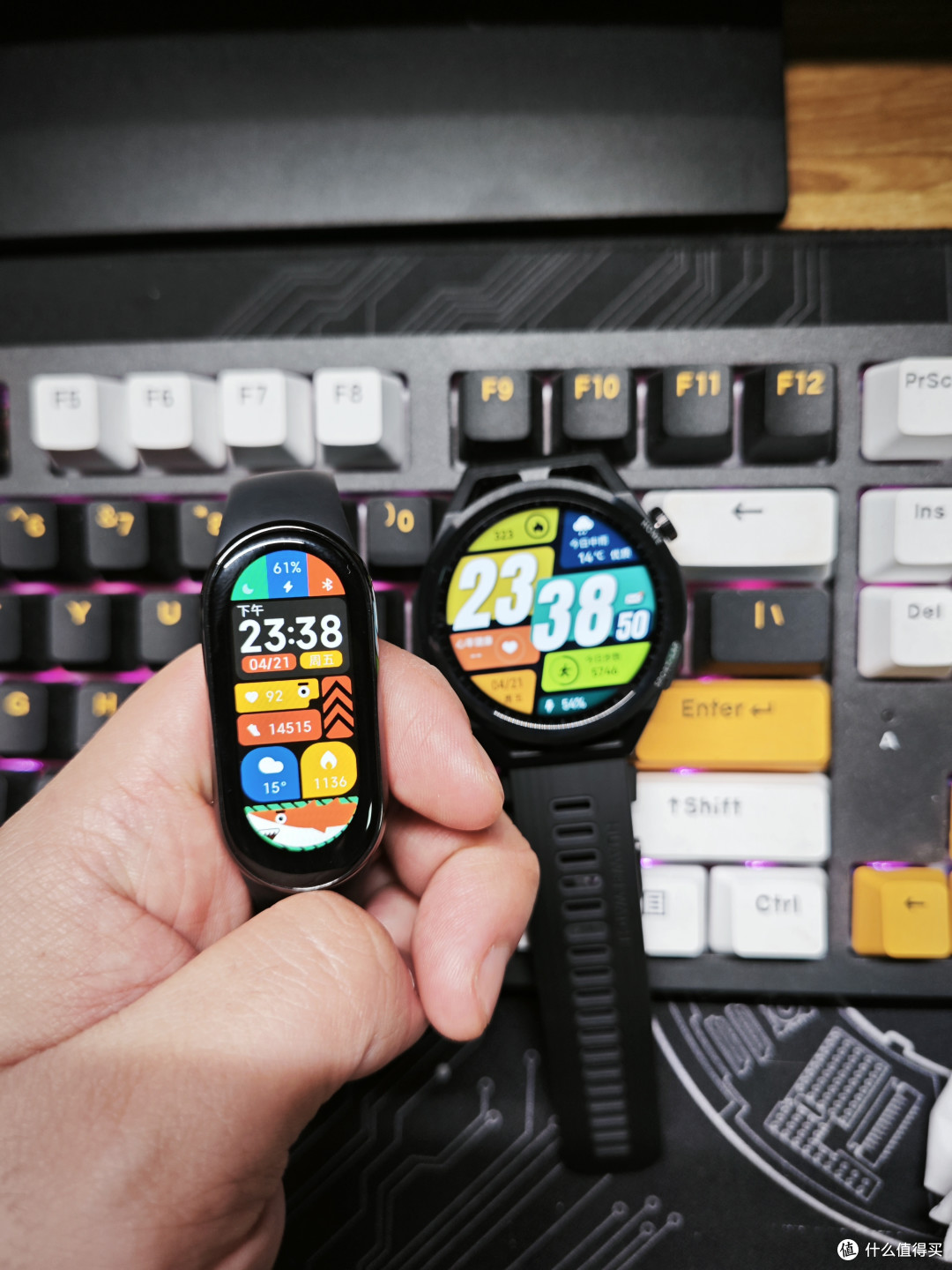 小米手环与华为手表合照