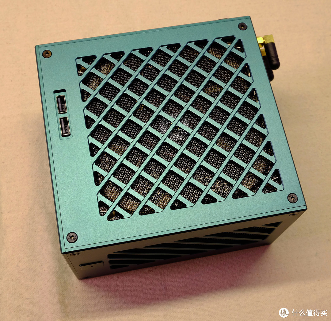 CPU散热器用的是axp120x67，安装后离机箱面板有2-3mm空间，以防止风切声，位置可以正对散热开孔，并可以安装防尘网