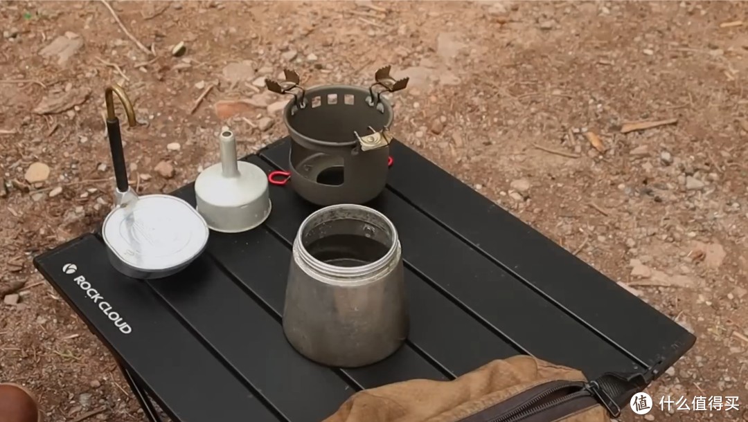 户外露营也可以来一杯香醇的咖啡