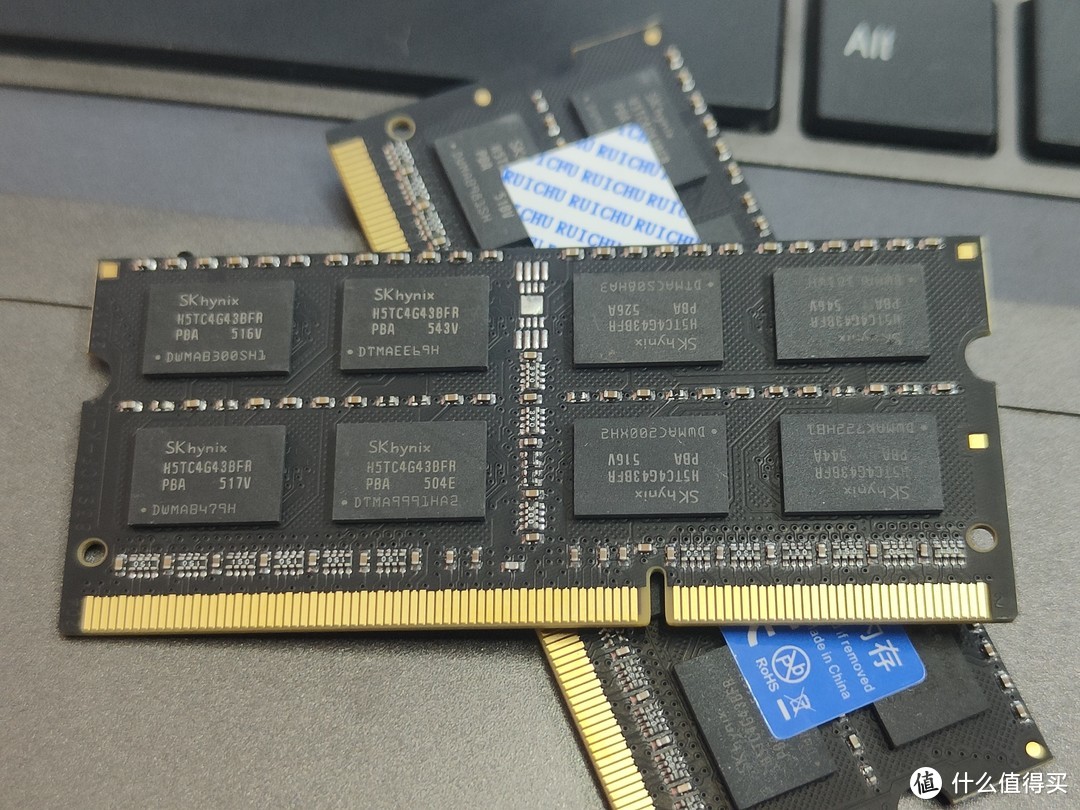 单根8G DDR3L从55块背刺到34块：白菜价的内存赶紧把笔记本三卡槽插满（颗粒上写海力士软件里是三星）