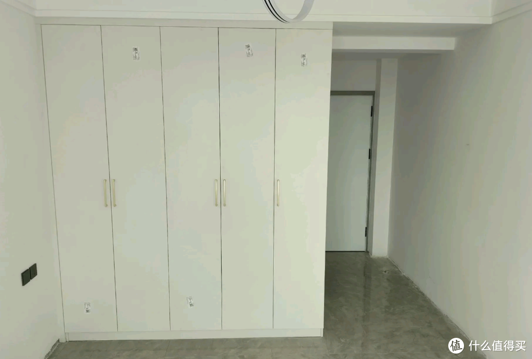 新房装修衣柜要选用多层板还是夹心板。