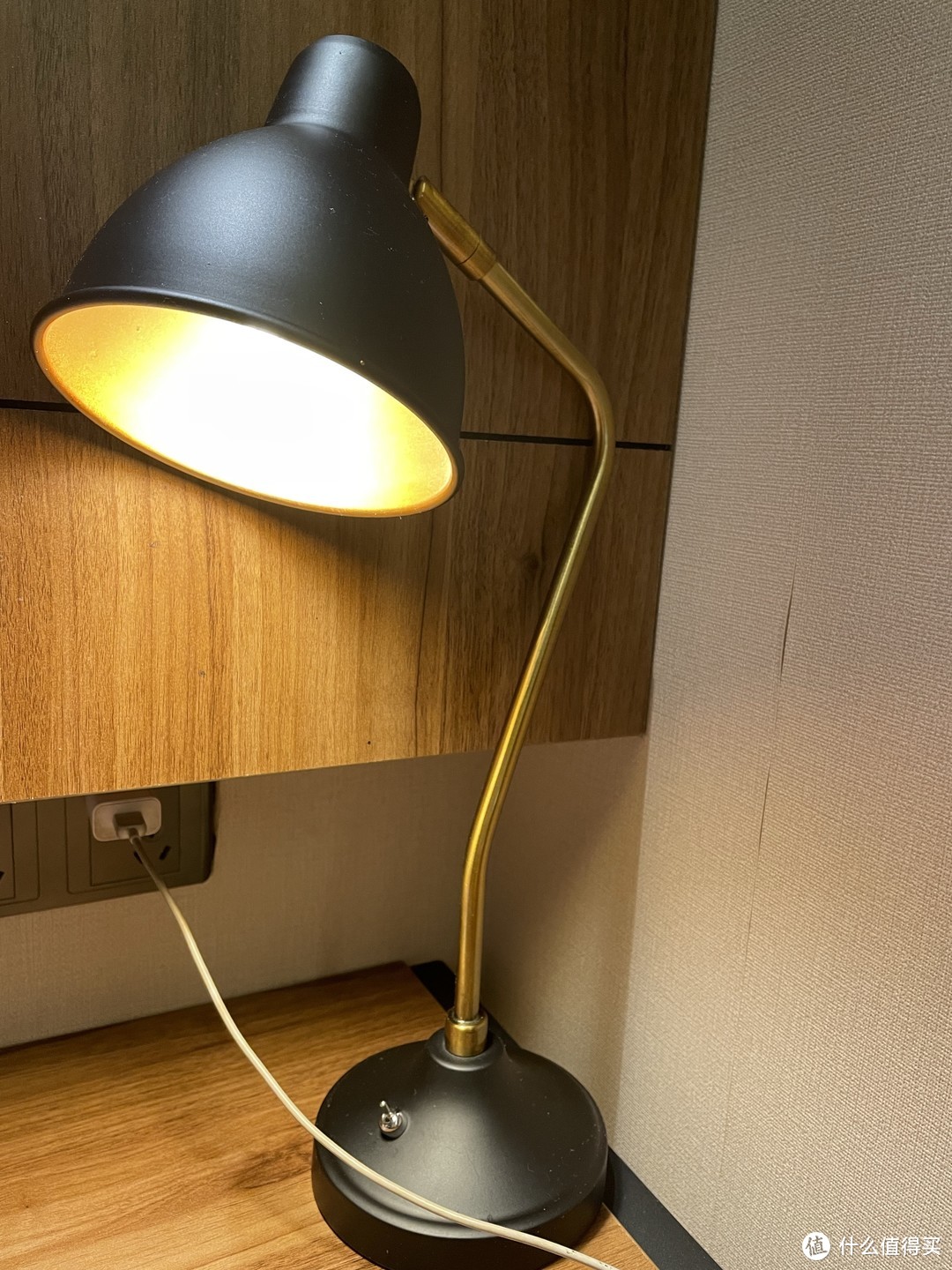 北欧简约风的小台灯💡书房、卧室、办公室使用都适合！