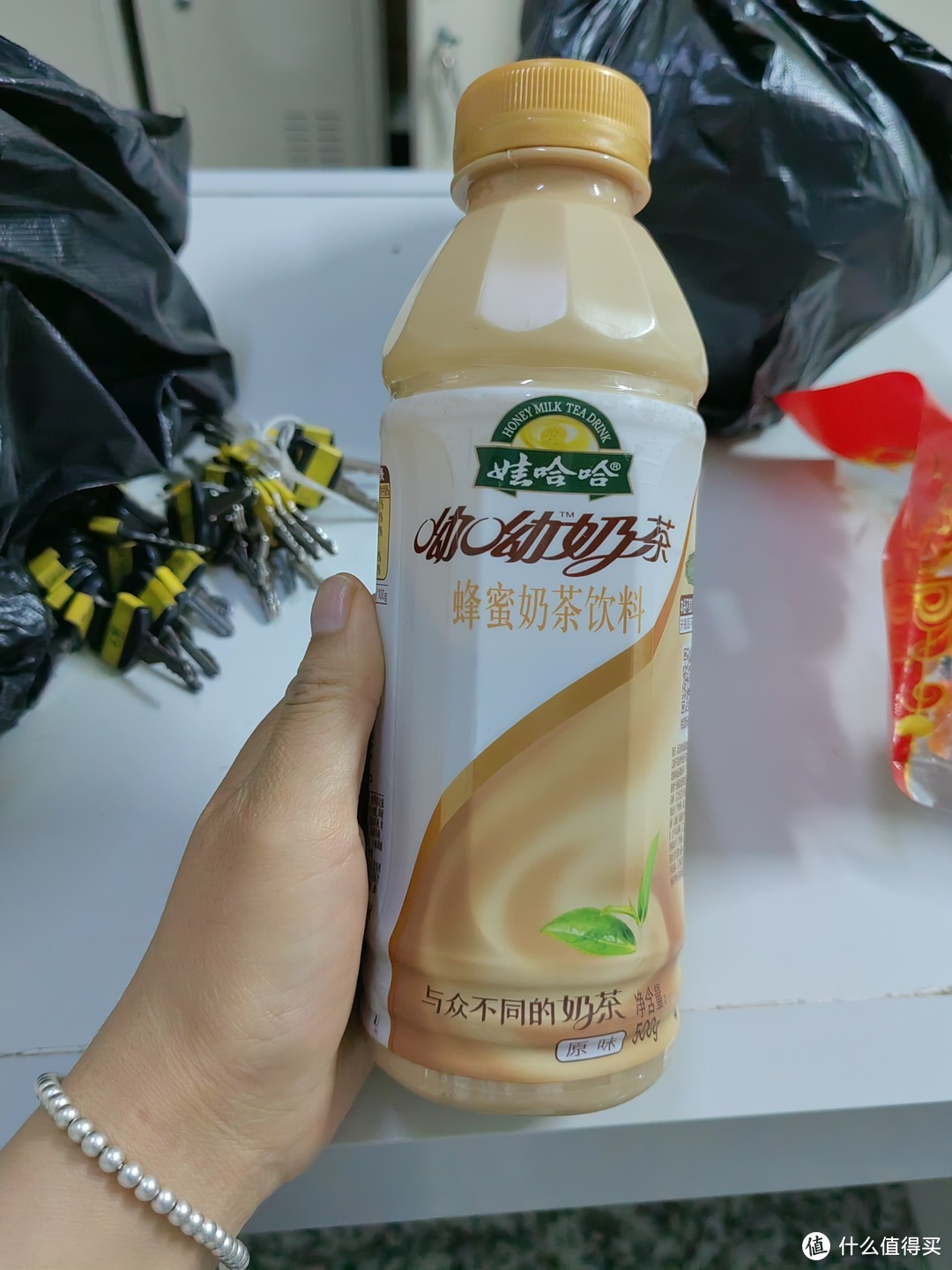 上夜班当然要辣条搭配蜂蜜奶茶饮料才能熬过漫漫长夜