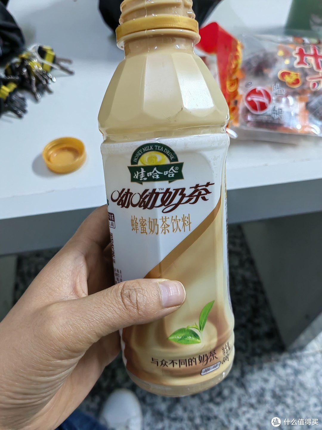 上夜班当然要辣条搭配蜂蜜奶茶饮料才能熬过漫漫长夜