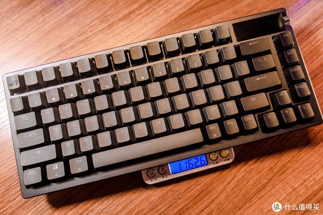 Gasket结构键盘顶流！支持全键热拔插&客制化！ROG夜魔三模机械键盘测评！