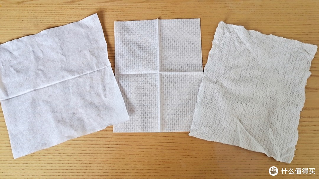 左边是没有纹路的洗脸巾，中间和右边分别是网纹和珍珠纹洗脸巾