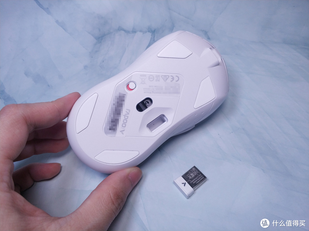 双模炫酷RGB，无线操控灵活：雷柏V300W游戏鼠标