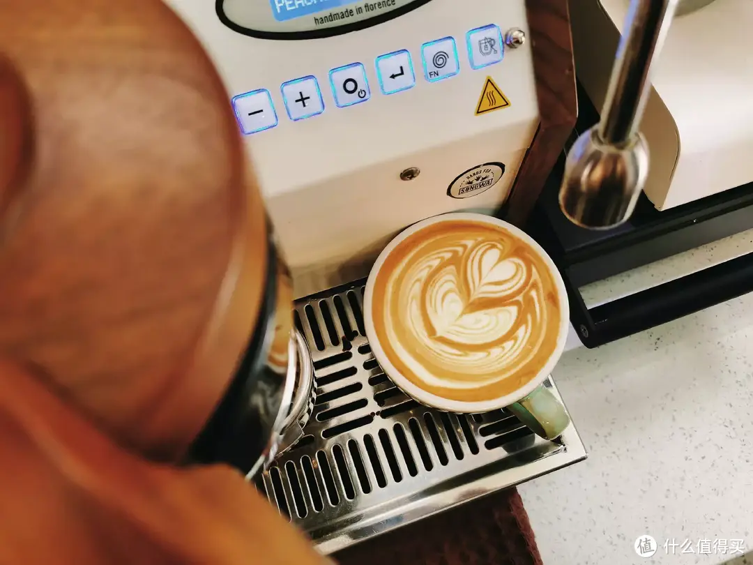 又懒又要精致，拥有德龙E LattePlus全自动咖啡机，舒适享受在家喝咖啡的乐趣