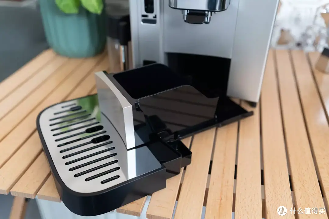 又懒又要精致，拥有德龙E LattePlus全自动咖啡机，舒适享受在家喝咖啡的乐趣