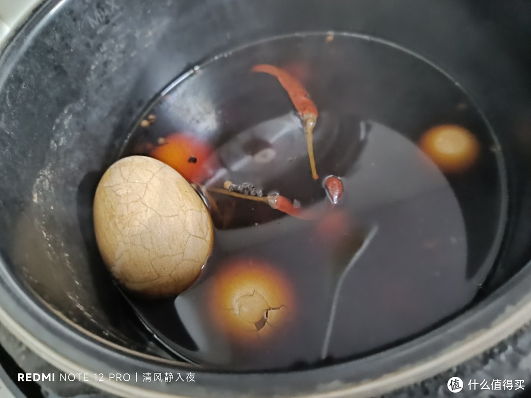 将大大的鹅蛋和咸鸭蛋煮成茶叶蛋。