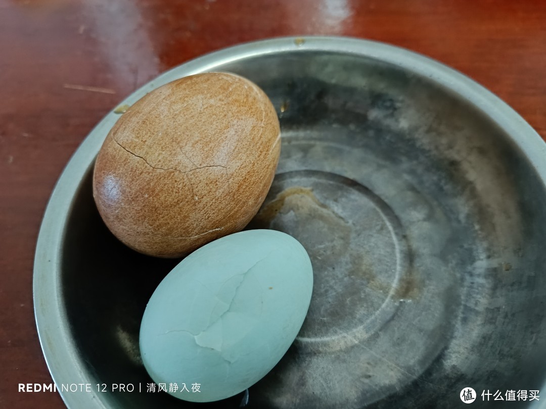 将大大的鹅蛋和咸鸭蛋煮成茶叶蛋。