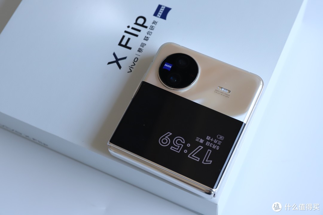 vivo X Flip评测：好看也好用，小折叠屏手机终于站起来了