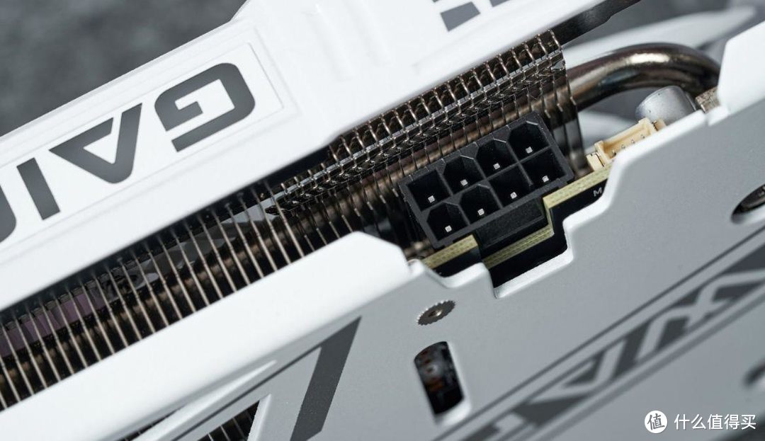 耕升 GeForce RTX 4070踏雪采用单8 Pin接口