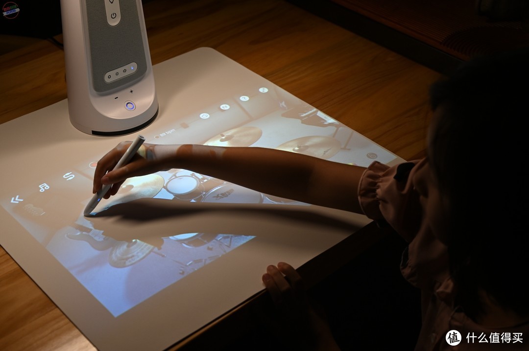 科技感十足的小光同学AR智能投影台灯上手体验