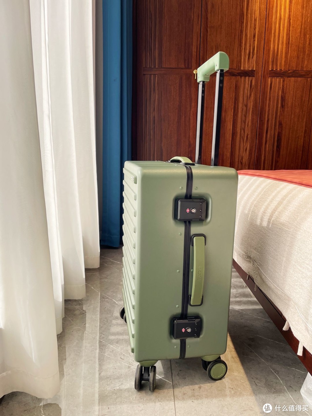 末绿色行李箱与旅行共同相伴