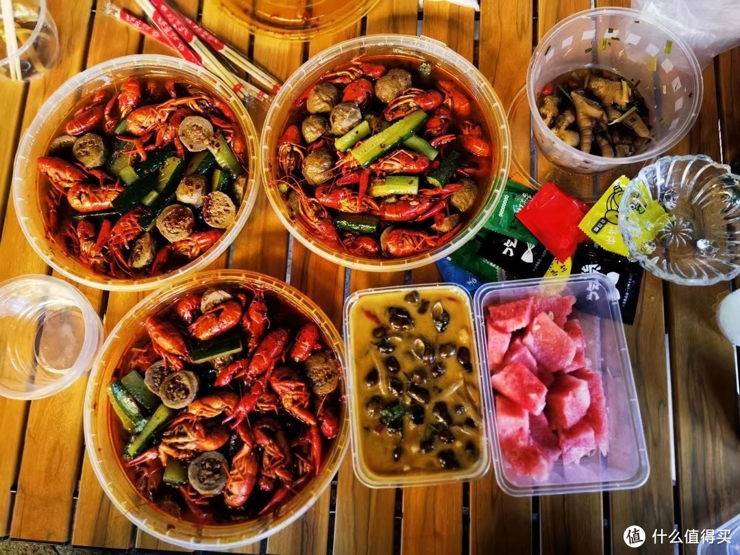 小龙虾作为夏季非常受欢迎的美食，其美味和口感更多的得益于使用恰当的调料。常用的调料如下