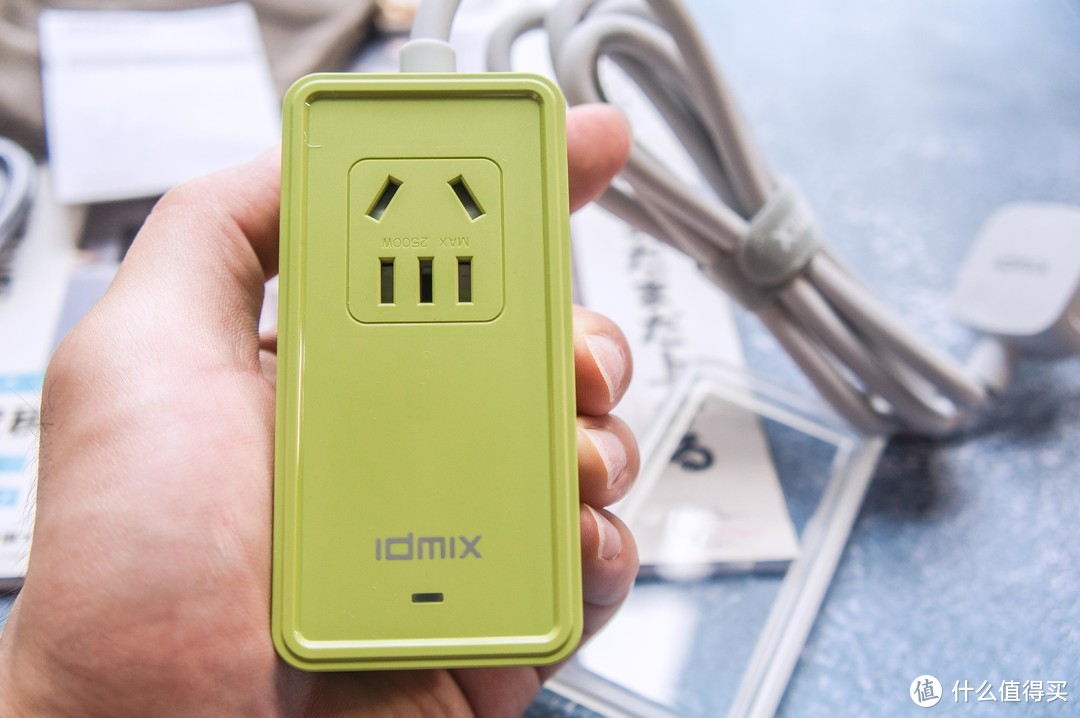 绿色小清新充电十分行！idmix潮酷小魔盒65W氮化镓多功能桌面插线板测评！