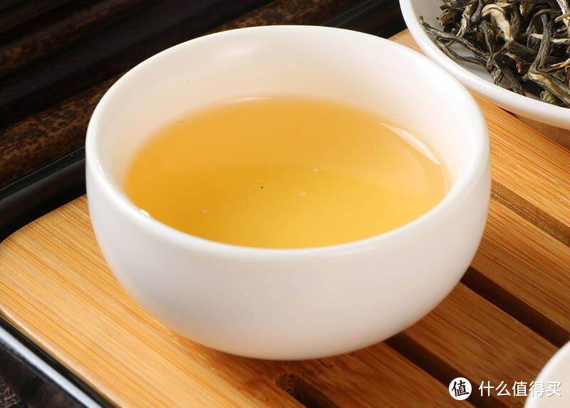 茉莉花茶，淡淡的花香味道，清新的绿茶味道