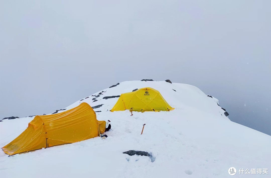 为了测试这双徒步鞋，我去登了一座雪山