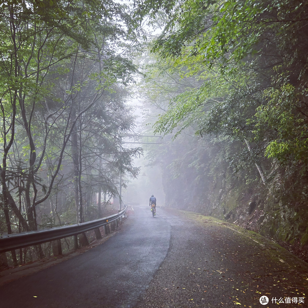 雾闯龙泉山，夜探时思寺，丽水不愧浙江山路骑行天花板！