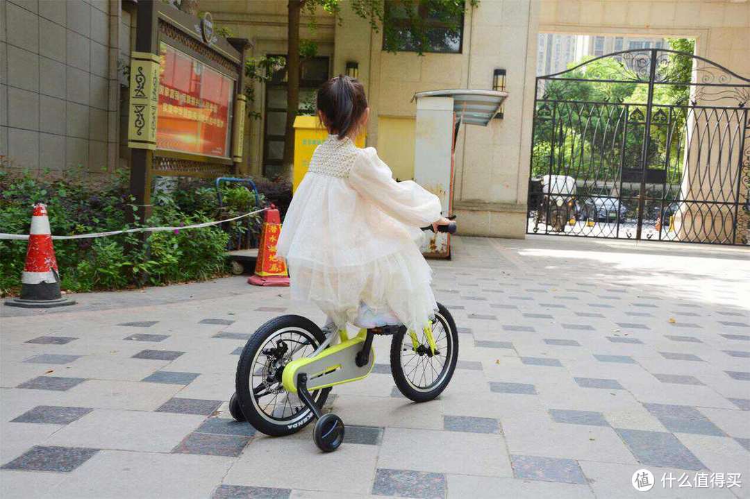 轻量级设计，有了酷骑F3城市款自行车，成为小区的“孩子王”