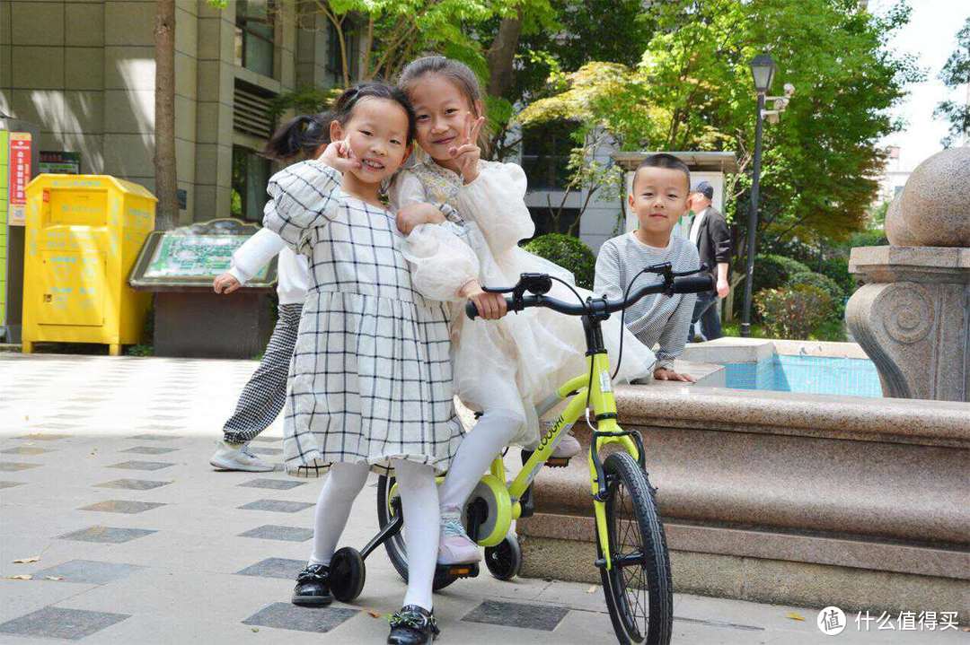 轻量级设计，有了酷骑F3城市款自行车，成为小区的“孩子王”