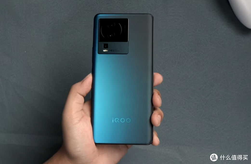 iQOO“撂倒”一片友商，骁龙8+旗舰跌至2249元：120W+E5屏+256GB