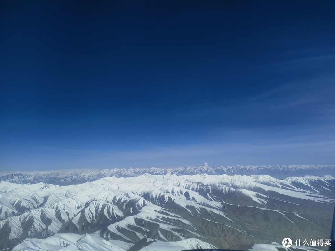 经过昆仑山脉，远处的不知道是不是K2峰