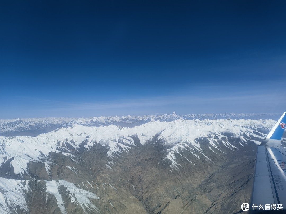 经过昆仑山脉，远处的不知道是不是K2峰