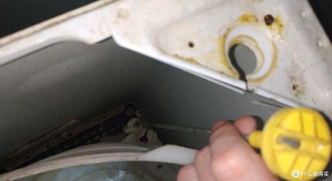 全拆洗海尔XQB55洗衣机内桶时螺栓要拧相同圈数以防无法配平