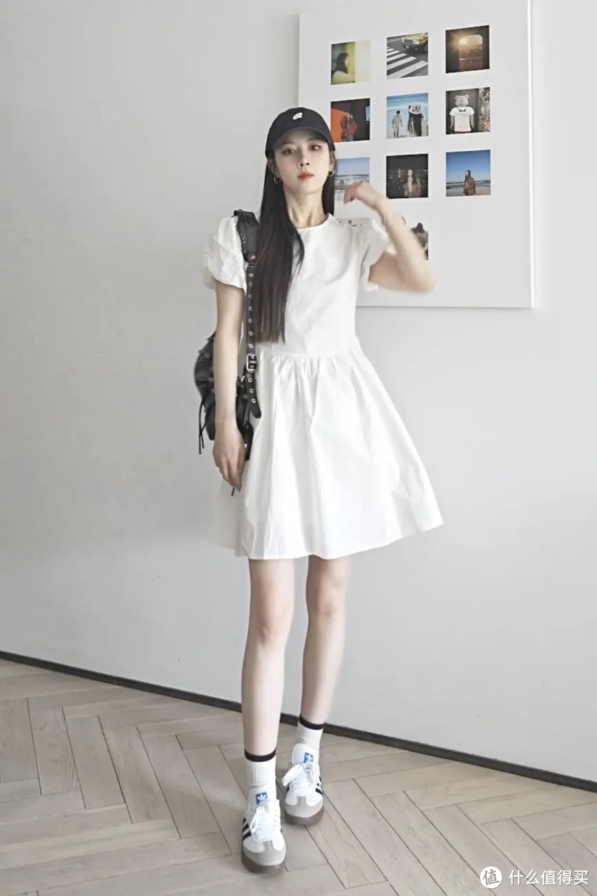 白色的连衣裙，会比较甜一点。