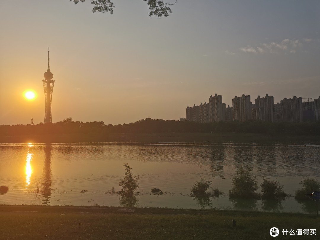 夕阳下的美景与餐桌上的酒合在一起才叫休息