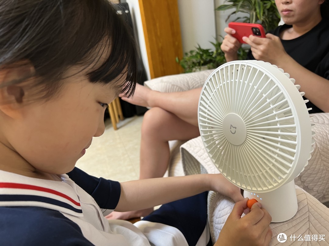 教室太热！给小朋友买个米家桌面移动风扇带到学校