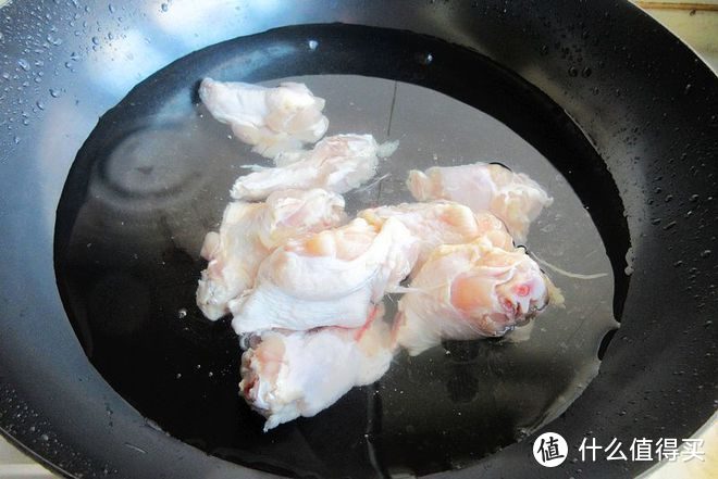 鸡翅根家常做法，只用两种酱料，喷香解馋，汤汁泡米饭都好吃