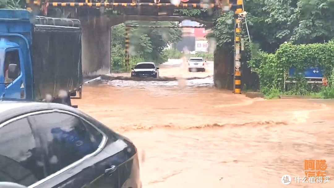 下暴雨路被淹了，千万别一脚油门冲过去，免得肠子悔青都没用 