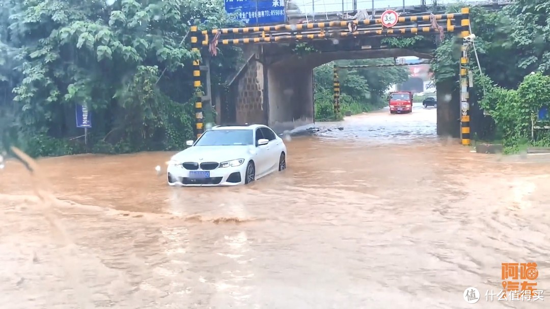 下暴雨路被淹了，千万别一脚油门冲过去，免得肠子悔青都没用 