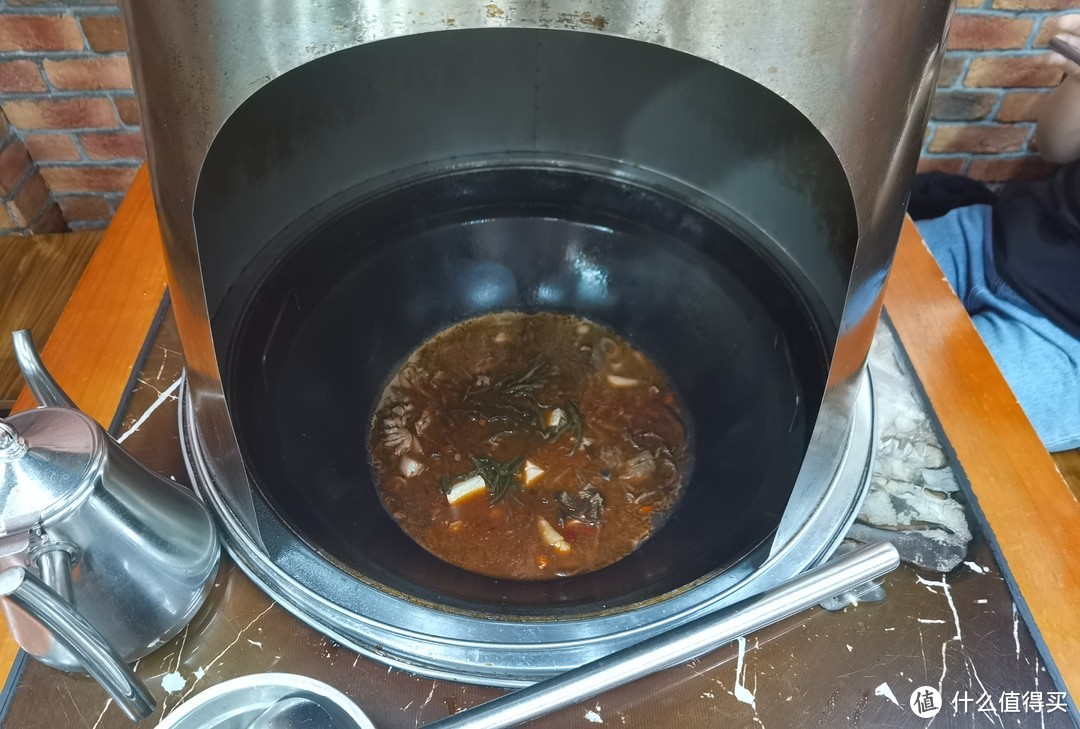 在传奇大锅台吃铁锅炖，铁锅现炒就是香！