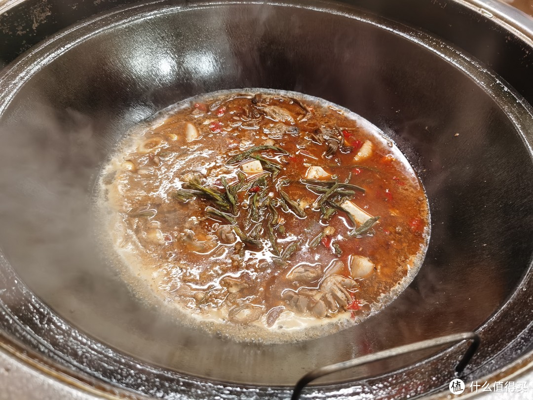 在传奇大锅台吃铁锅炖，铁锅现炒就是香！