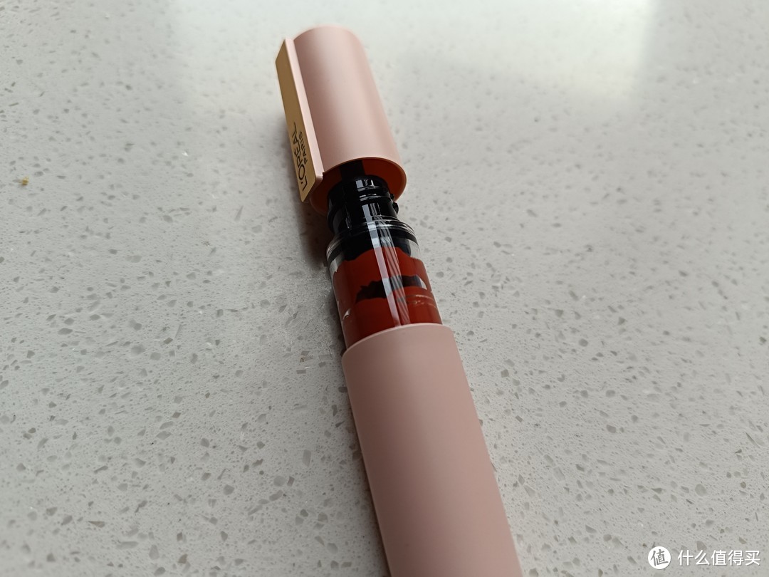 如何选择唇釉，分享买到的一款水雾质地,独有桃心刷,上色均匀，糖渍柿色高甜特调的唇釉。