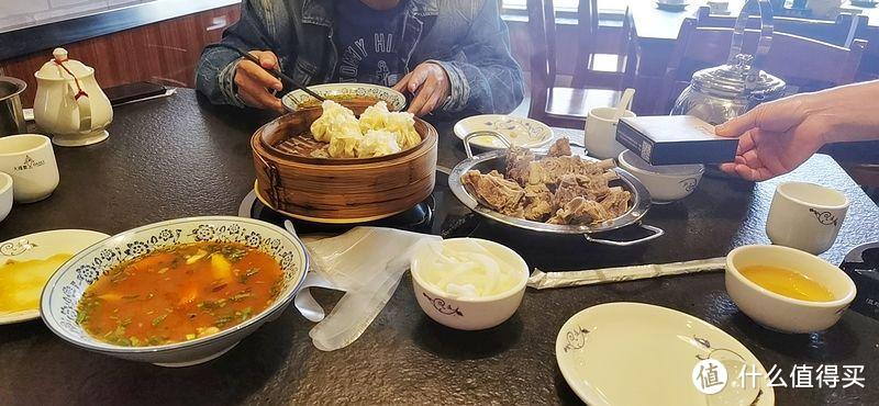 看新疆人怎么吃羊肉，不是大块大盘都不好意思上桌，好多人没见过