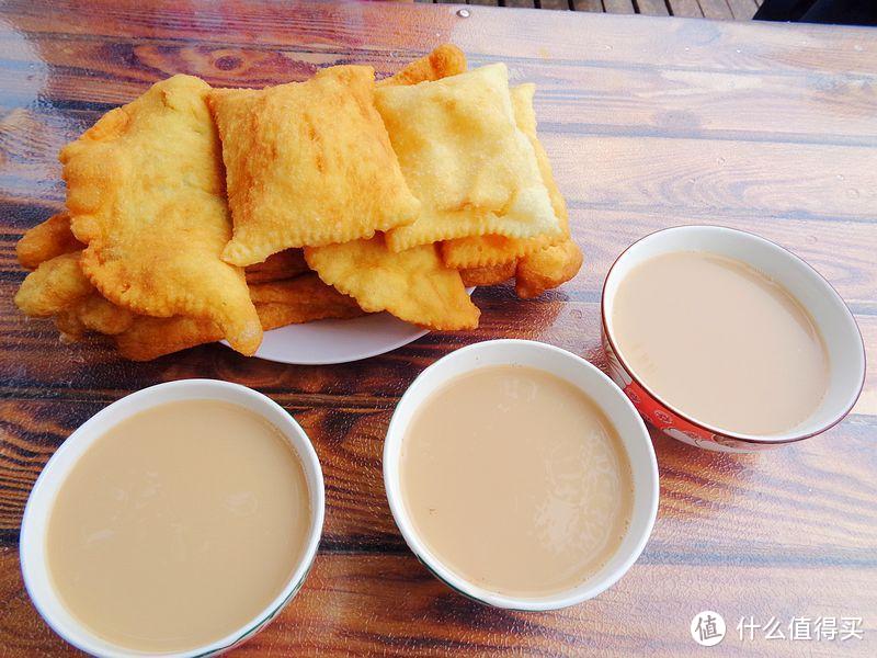 去中国第一村吃早餐，奶茶包尔萨克，好吃好喝，管够