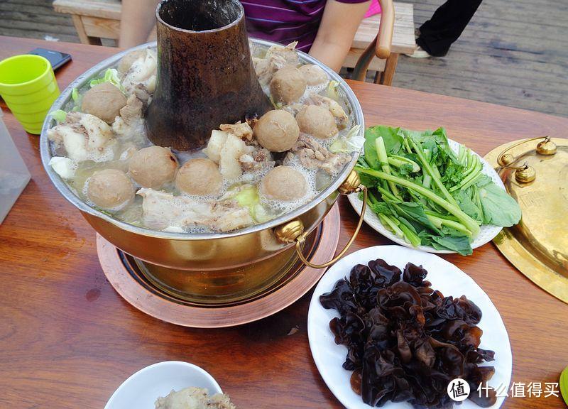 禾木村有名的土火锅，260元一锅，汤鲜羊肉好吃，来了别错过