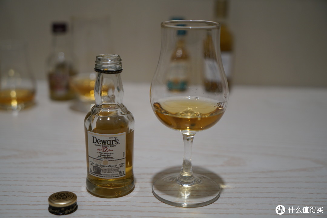 调和12年：麦芽和谷物威士忌精心混合调制，独特的“二次陈酿”工艺，基酒为艾柏迪（Aberfeldy） 欧摩(Aultmore) 克莱嘉赫（Craigellachie） 格兰荻佛龙（Glen Deveron） 皇家布莱克拉（Royal Brackla）