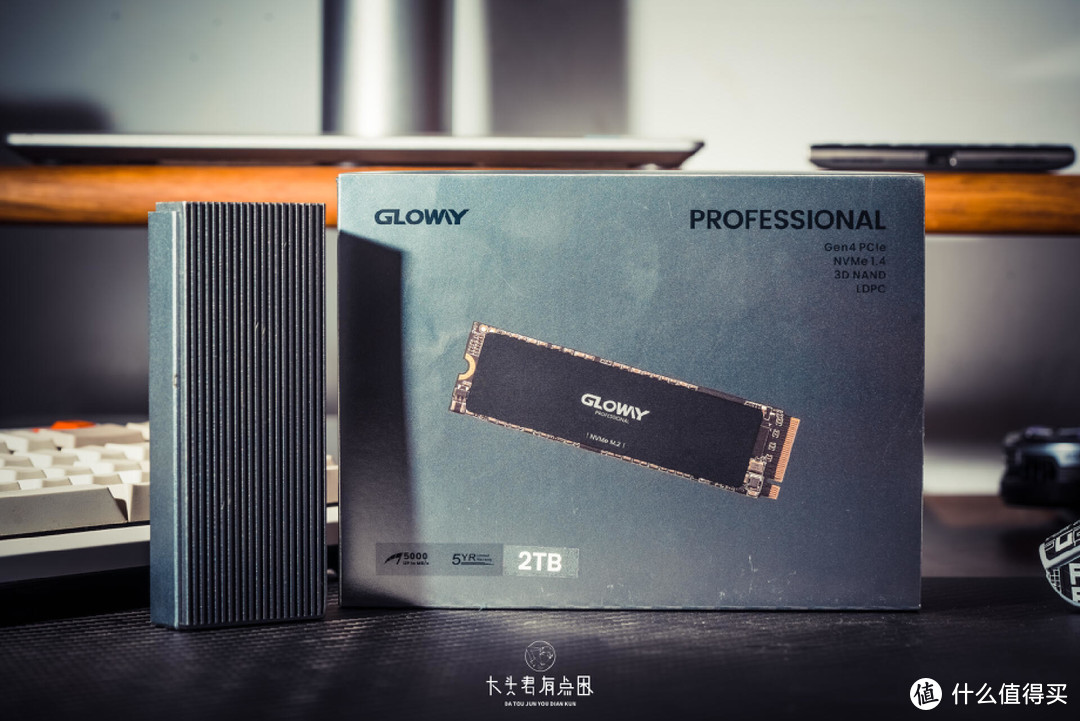 拿光威Professional pcie4.0 SSD 2Tb当移动硬盘，便宜大容量高速泰裤辣。