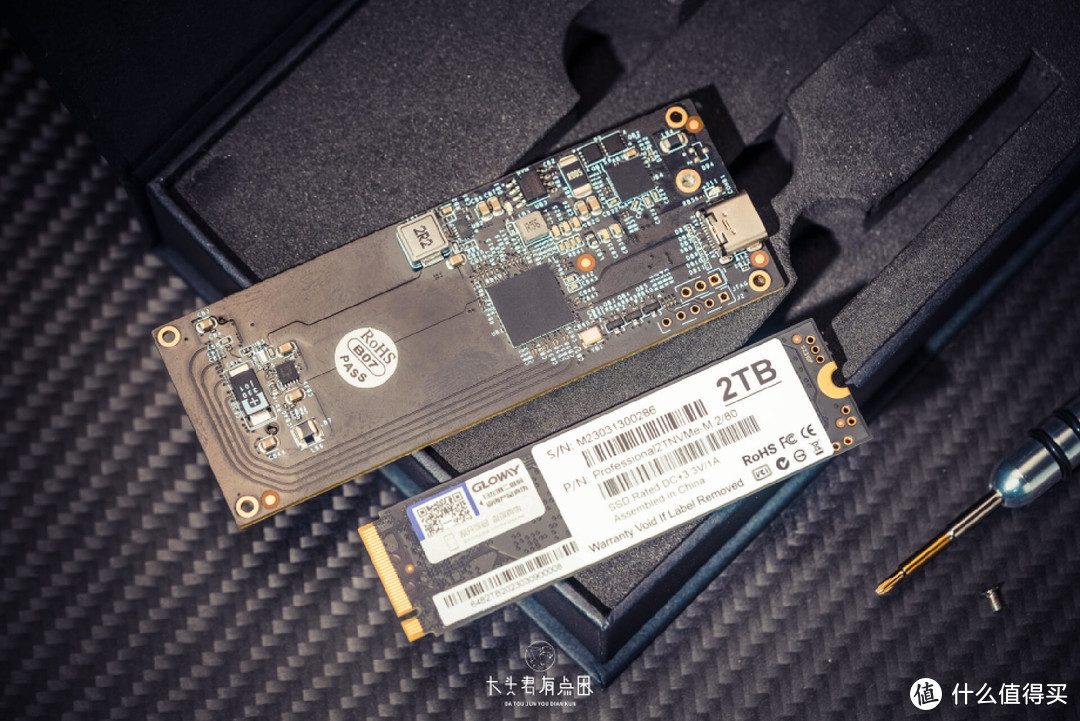 拿光威Professional pcie4.0 SSD 2Tb当移动硬盘，便宜大容量高速泰裤辣。