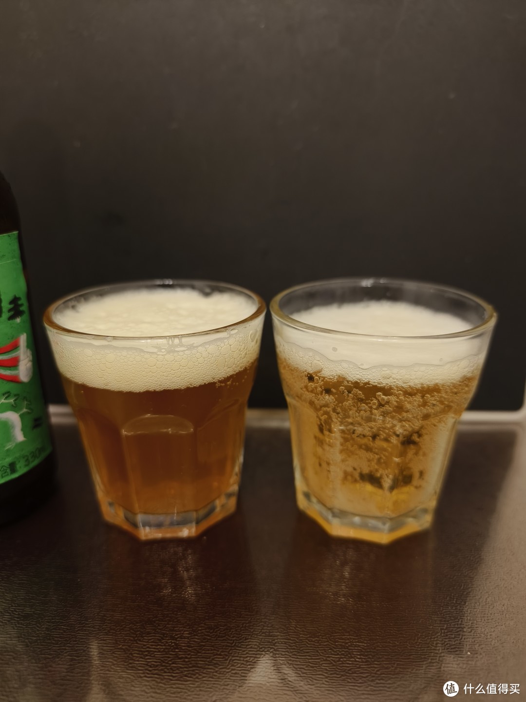 左边是飞拳头，右边是普通工业啤酒，酒体的差距一目了然
