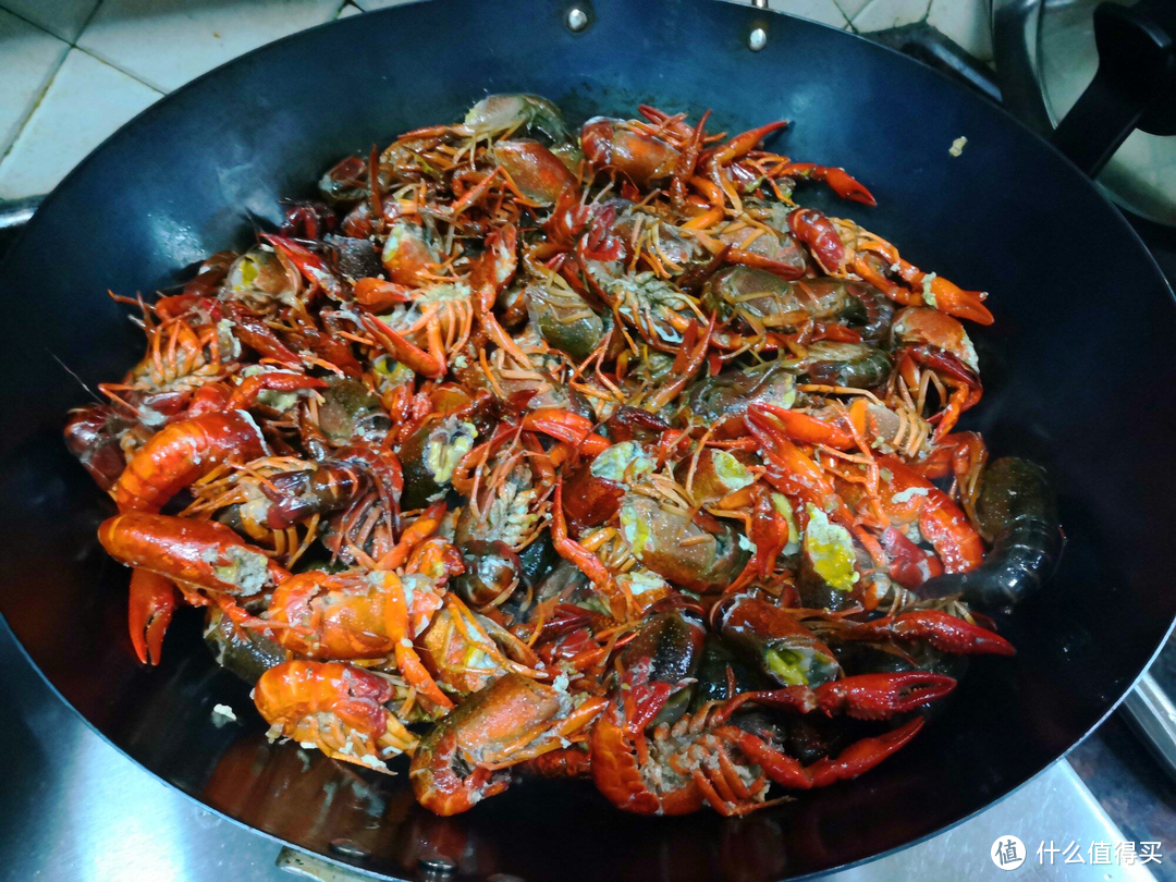 又到吃小龙虾的季节，本期教你如何简单制作五香麻辣口味小龙虾
