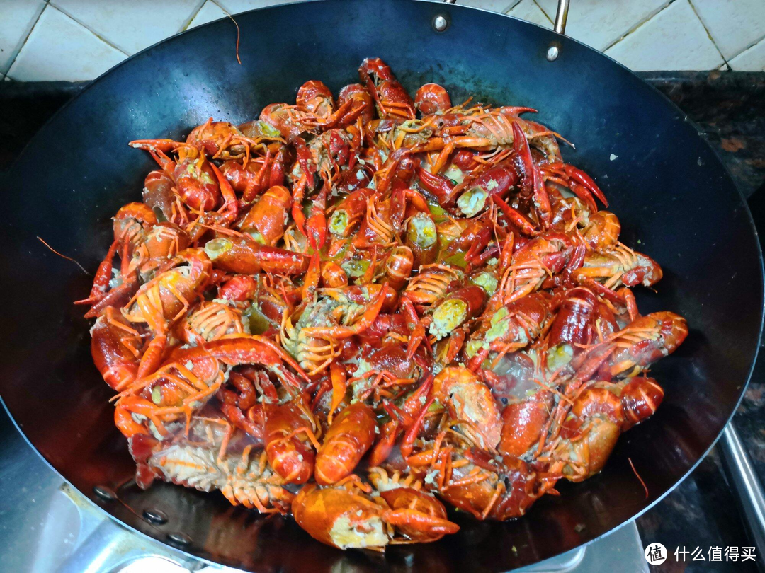 又到吃小龙虾的季节，本期教你如何简单制作五香麻辣口味小龙虾