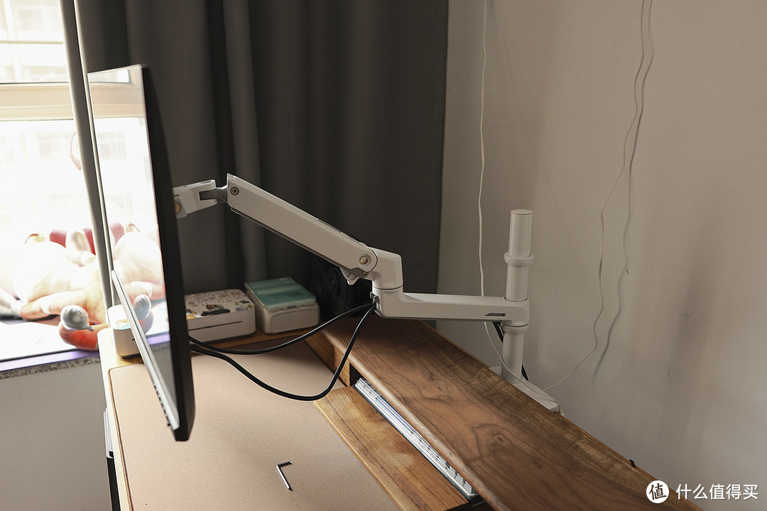 显示器支架的天花板，爱格升支架让你的桌搭更炫酷